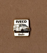 pin's utilitaire fourgon Iveco Daily blanc 7m3 (base dorée signée praxis)