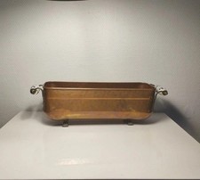 Jardinière en cuivre martelé, avec poignée en porcelaine et pied patte de lion