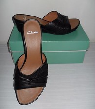 SANDALES. NU PIEDS. CUIR NOIR