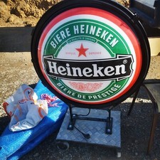 Enseigne lumineuse Heineken.