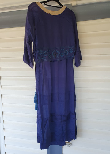 Robe brodée des années