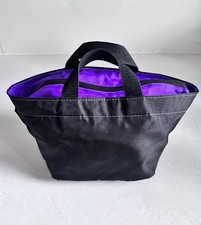 sac à main noir et violet