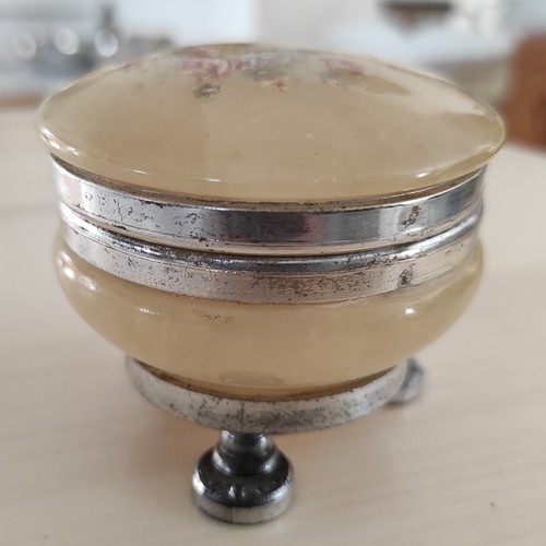 Une ancienne boîte bijoux - ancienne,