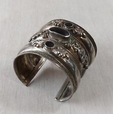 Ancien bracelet / manchette, ethnique / torque, en métal argenté