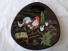 ASSIETTE EN FAÏENCE NOIRE ET ÉMAUX DE LONGWY, MODÈLE CHANTECLAIR, POULES, COQ