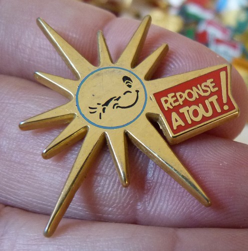 Pin revue magazine reponse a - pin's,