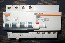 DISJONCTEUR DIFFERENTIEL TETRA 63A 300mA COURBE C MERLIN GERIN 63 AMPERE PC.15KA