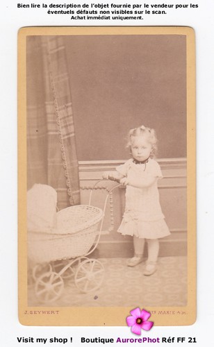 Fillette son petit landau de - &,