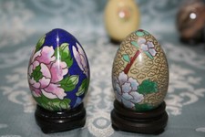 2 oeufs cloisonné émaillé, décor floral, Pivoines + supports origine Philippines