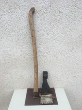 Ancienne hache / Avec son