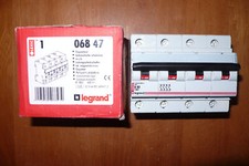 DISJONCTEUR TETRAPOLAIRE