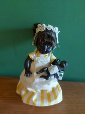 Poupée noire avec bébé , petit collin numéro 7 ( tête d'aigle )