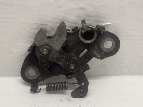 Système attache capot moteur