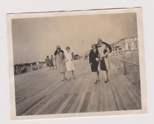 Photo ancienne ?️ Femmes Deauville cabines plage promenade bois septembre 1928