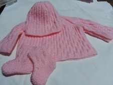 BRASSIERE BONNET ET CHAUSSONS
