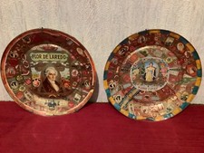 "LOT DE 2 ANCIENNES ASSIETTES MURALES AVEC COLLECTION DE BAGUES DE CIGARES »