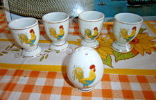 4 coquetiers céramique blanche + salière - décor coq - TBE jamais servi