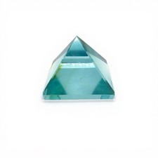 Pyramide en verre bleu ciel