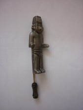 TRES RARE EPINGLETTE FETICHE ARUMBAYA   EN METAL  / ANNEES 60  