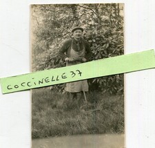 PHoto d'un jardinier et sa