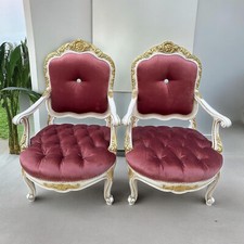 Paire de fauteuils Louis XVI rouges, blancs et dorés – Capitonnés élégants