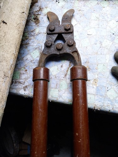 Pince coupe barbelés - pince,
