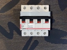 DISJONCTEUR TETRAPOLAIRE