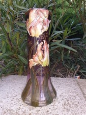 Beau Et Élégant Vase En Verre Émaillé Decor Iris Sur Fond Améthyste