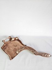 Pelle et balayette de table ramasse miettes Art Nouveau en cuivre repoussé