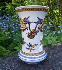 FAÏENCE DE GIEN - VASE CORNET À DÉCOR RENAISSANCE SUR FOND BLANC - H : 20,5 cm