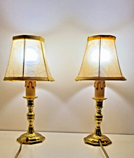 Paire de lampes vintage avec abat-jour en peau fine, laiton dore style classique