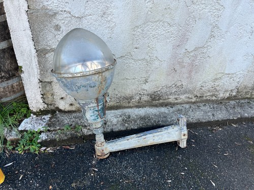 Ancien projecteur industriel