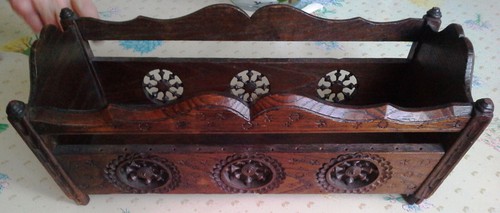 Petit lit ancien ouvragé pour