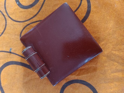 Ancien poudrier cuir dans - en,