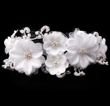 Accessoire mariage, bijou de cheveux orné de fleurs, tulle et perles blanches