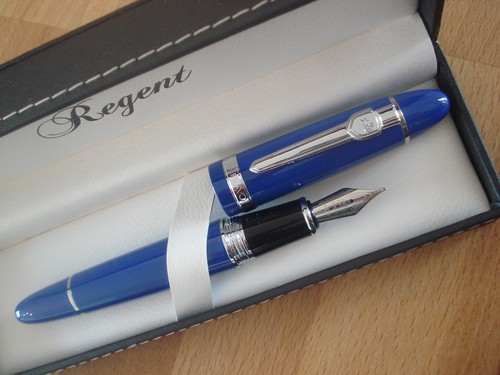 Très gros stylo plume - très,