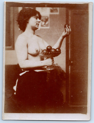 Féminin portant une - nu,