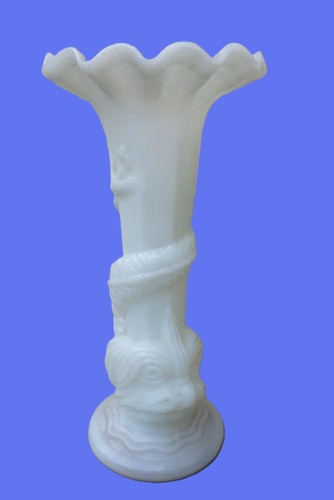 Vase dauphin en opaline - ,