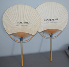 2 Eventails PAI  Publicitaire  HANAE MORI  Haute Couture Tige en Bambou