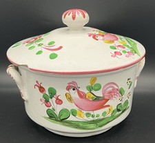 Soupière en faïence de l’Est, décor au coq, dans le goût de Saint-Clément