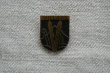 insignes broches SKI VILLARS Fabricant HUGUENIN LE LOCLE