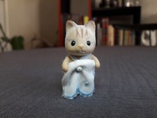 SYLVANIAN FAMILY - Nourisson écureuil de Corée (tamia), robe brodée à bretelles