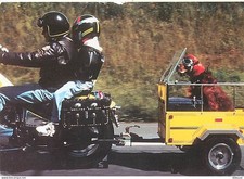 Motos - Chien dans une remorque - Etat coups visible sur le haut - CPM - Voir Sc