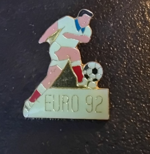 Pin sport football coupe - pin’s,