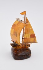 Bateau voilier miniature en