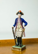 Figurine porcelaine signée