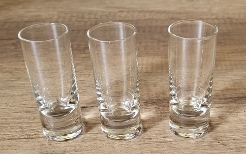 Petits verres pied - petits,