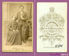 CDV Couple avec homme en pied & femme assise avec veste à brandebourg Réf A6