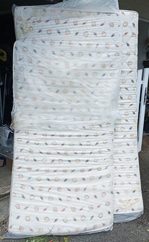 Deux matelas pour lit - , ou