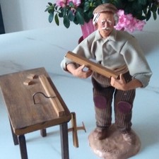 SANTON DE PROVENCE  LE MENUISIER 32 CM ET SON ETABLI  SIGNE MOINE